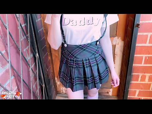 ❤️ 女学生深深地吸吮她的鸡巴,代替上课做爱 Porno