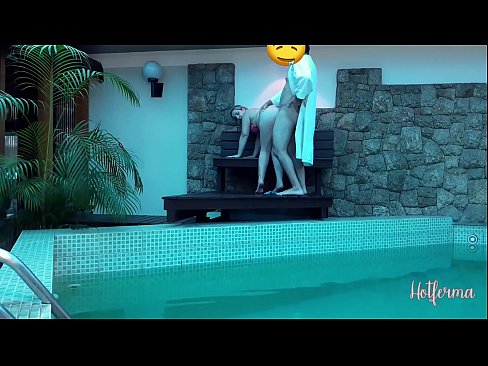 ❤️ 老板邀请女佣去泳池,却忍不住要来个热辣的 Porno